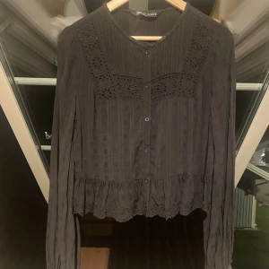 Zara blus - Säljer denna svarta blusen från Zara då den inte kommer till användning. 