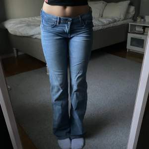 Snygga lågmidjade jeans som sitter jätte bra Säljer pga rensar❤️