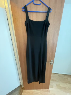 Black dress with slit  - Long black dress with slit until mid/upper thigh. Form fitting. Only worn once. 