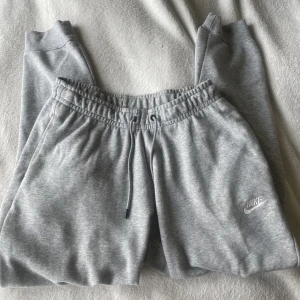 Mjukisbyxor  - Säljer dessa jättesköna och fina mjukisbyxor från Nike då de ej kommer till användning längre! De har inga defekter förutom en liten svart söm uppe i vänstra hörnet på baksidan som syns på bild två🤩💗byxorna är i stl S men passar även xs!