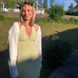 Blommig klänning  - Säljer då den bara köptes för midsommar! Är 160cm! 💕