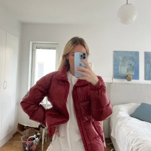 Monclerjacka <3 - Intressekoll på min röda moncler jacka, går inte att köpa längre och är i rätt gott skick från 2004 ungefär <3