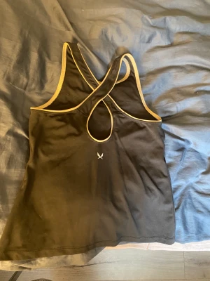 Tränings topp/linne - Säljer den här träningstoppen, har inga lappar kvar så vet inte vad storleken är men jag skulle tro att det är S. Köpt på stadium och är i nyskick! (Första bilden visar hur den ser ut på baksidan)