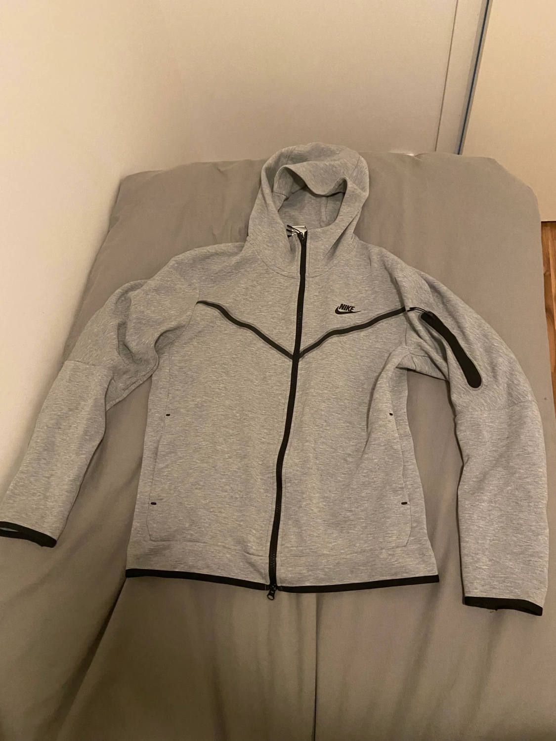 Nike teck grå hoodie