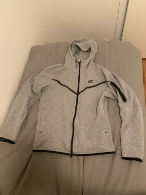 Nike teck grå hoodie - Köpte den nyss men den är lite för stor för mig. Den är på en bra skick och fräsch. En ny kan kosta 1,2 så säljer ändå på en bra pris. Hör av er om fler frågor!