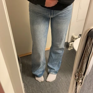 Ett par jeans från Carlings.  - Jeansen är helt nya aldrig använda. Köpte de för 500kr men säljer för 350krDe är bekväma och i jätte bra sick.Jag är 169 och på sista bilden kan man se hur långa de är på mig.  Köparen står för frakt.