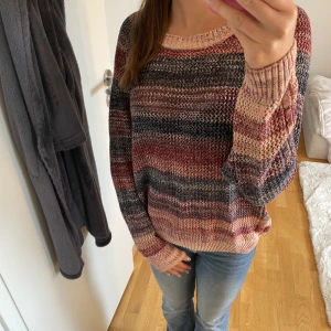 Höst tröja - Stickad söt tröja perfekt nu till hösten! Tröja är från är Lee i storlek M, jag är 162⚡️ köpare står för frakten!