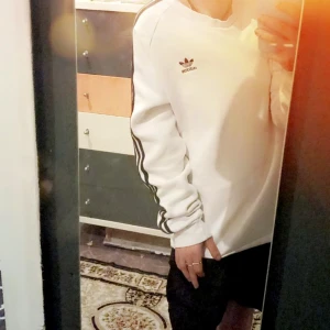 Snygg Adidas tröja! - Säljer en adidas tröja storlek L för män som jag köpt i våras! Väldigt bra skick varsamt använd. Den kostade 799kr ny säljer den för 250kr