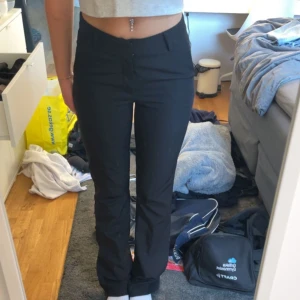 midwaist kostymbyxor  - Jättefina midwaist kostymbyxor från bikbok. Säljer då de inte kommer till användning🥰