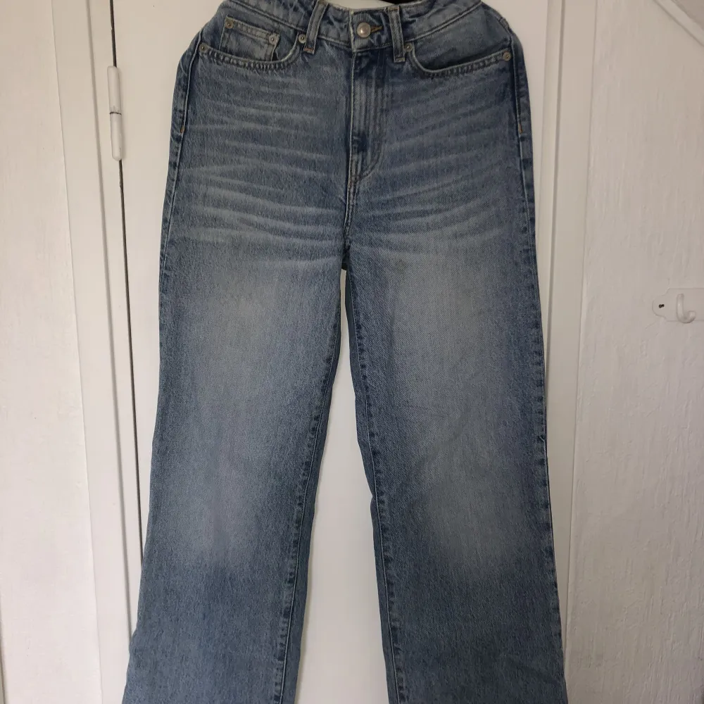 Säljer dessa fina högmidjade mom jeans från lager 157 då de inte kommer till användning längre. Jeans & Byxor.