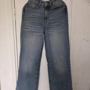 Säljer dessa fina högmidjade mom jeans från lager 157 då de inte kommer till användning längre