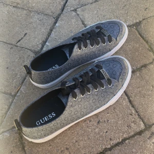 Guess skor - Supersnygga guess skor. Oanvända, endast testade. Bekväma och passar till allt, gör alla outfits snyggare. Säljer då de inte passar mig. Storleken är ca 39/40 (us 8,5) Originalpris är ca 1300kr ** Har ingen kartong eller kvitto då det var en present!! 