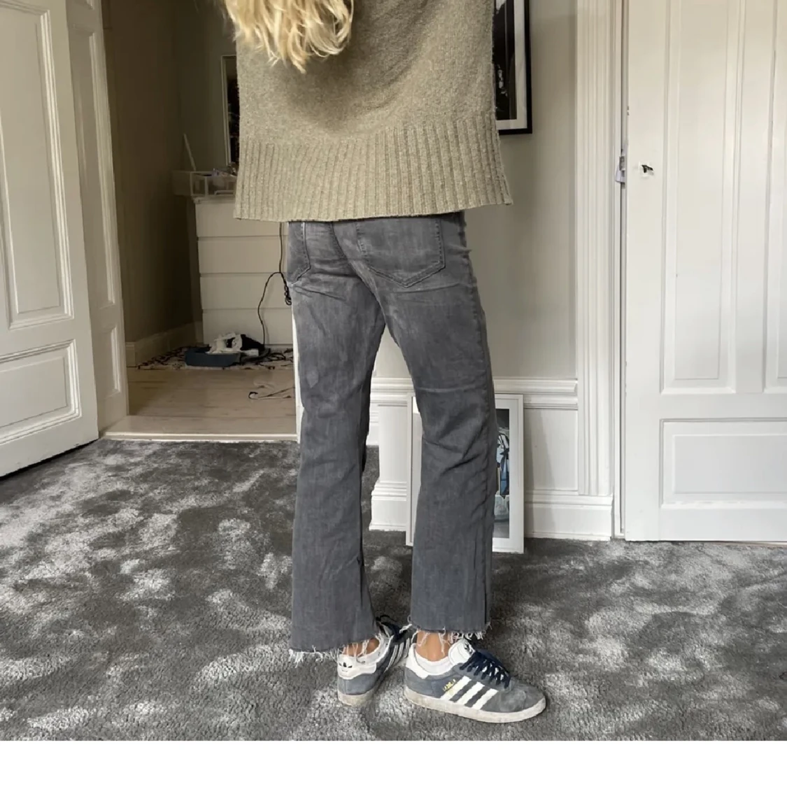 Gråa zara jeans cropped 