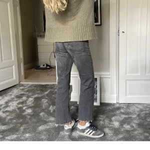 Gråa zara jeans cropped  - Säljer dessa gråa croppade zara jeans då de inte satt likadant på mig! Lånade bilder alltså. Passar nog perfekt på en 36a som är runt 170 för att de ska sitta som på bild💕💕