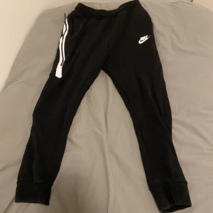 Nike teck byxor svart - Har haft den inte så länge men börjar bli små för mig. Fickorna funkar och inget problem med byxorna. Hör av dig!!
