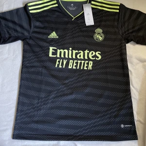 Real Madrid tröja  - Real Madrid tröja 22/23  Storlek S  Oanvänd 
