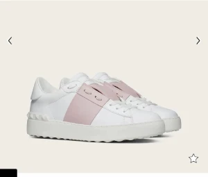 Valentino skor  - Söker dessa valentino skor!💞 skriv gärna till mig om ni säljer🥰 spelar ingen roll vilket pris och i storlek 39