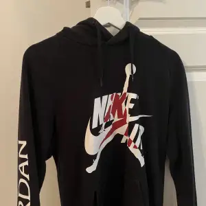 Nike air jordan hoodie. Knappt använd. Storlek S.