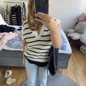 Väst  - Säljer denna superfina västen från gina Tricot då den inte kommer till användning. Inga defekter alls, som ny. Använd gärna köp nu ❤️