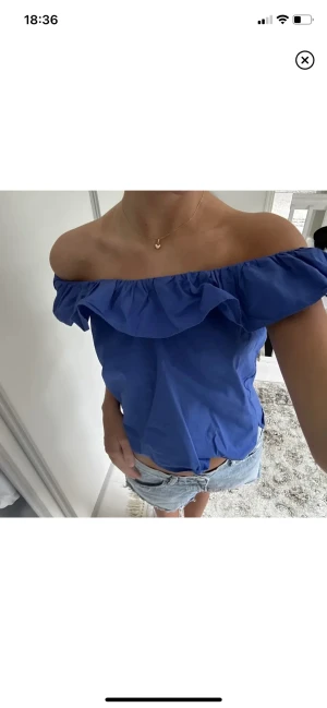 Off shoulder topp - Säljer denna superfina off shoulder toppen från Mango i storlek S, väldigt fin blå färg och går att ha både ovanför eller nedanför axlarna💙💙 endast använd vid ett tillfälle, därmed inga defekter eller slitage!