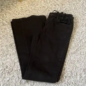 Ett par jättefina svarta bootcut jeans i ett jättebra skick. Finns 2av samma men olika storlekar