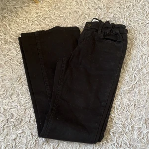 Ett par svarta bootcut jeans - Ett par jättefina svarta bootcut jeans i ett jättebra skick. Finns 2av samma men olika storlekar