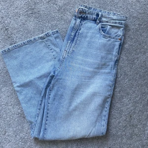Jeans  - Jättefina jeans men som tyvärr inte kommer till användning. Storlek 40/M. Köpt på Lindex 💞 köpta för 400kr, mitt pris 100kr. Använd gärna köp nu!
