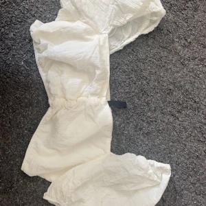 Mini topp - Jätte söt minitopp som ja säljer pågrund av att den aldrig har använts! Toppen är i st.L men passar allt från M-XL. Toppen är även mer krämvit.