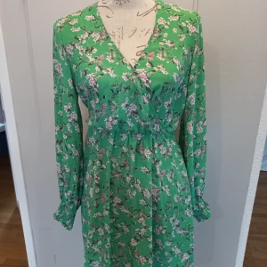 Klänning gina tricot  - Fin klänning från ginatricot  St 36 Använd en gång