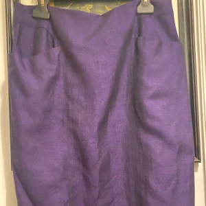 Smal pennkjol - Snygg kjol, helfodrad med fickor och små slitsar fram. 