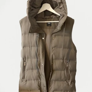 Zara  - Väst från zara i storlek xs, skicket är jättebra. Oanvänd🫶🏼säljer för 300kr plus frakt. Nypris 550kr