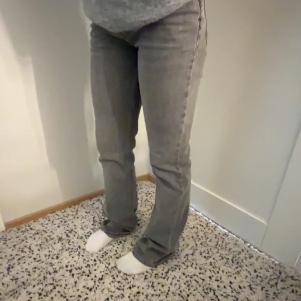 säljer mina typ oanvända gråa jeans från Gina i storlek 34. Använder inte dessa pågrund av att dom är för långa💗orginalpriset är 499 kr.. Jeans & Byxor.