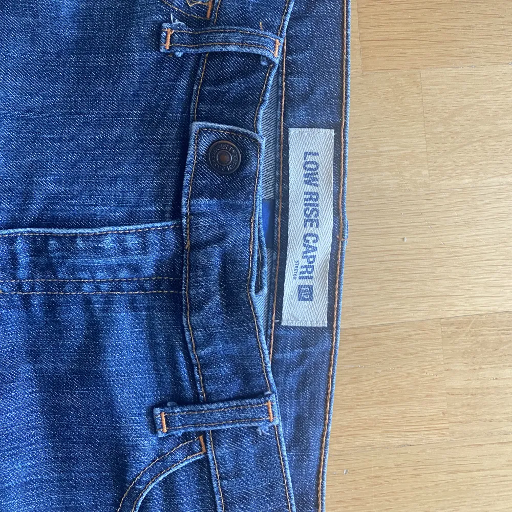 Lågmidjade gap jeans  39 cm rakt över midja Innerbenet 76cm Längd 97 cm. Jeans & Byxor.