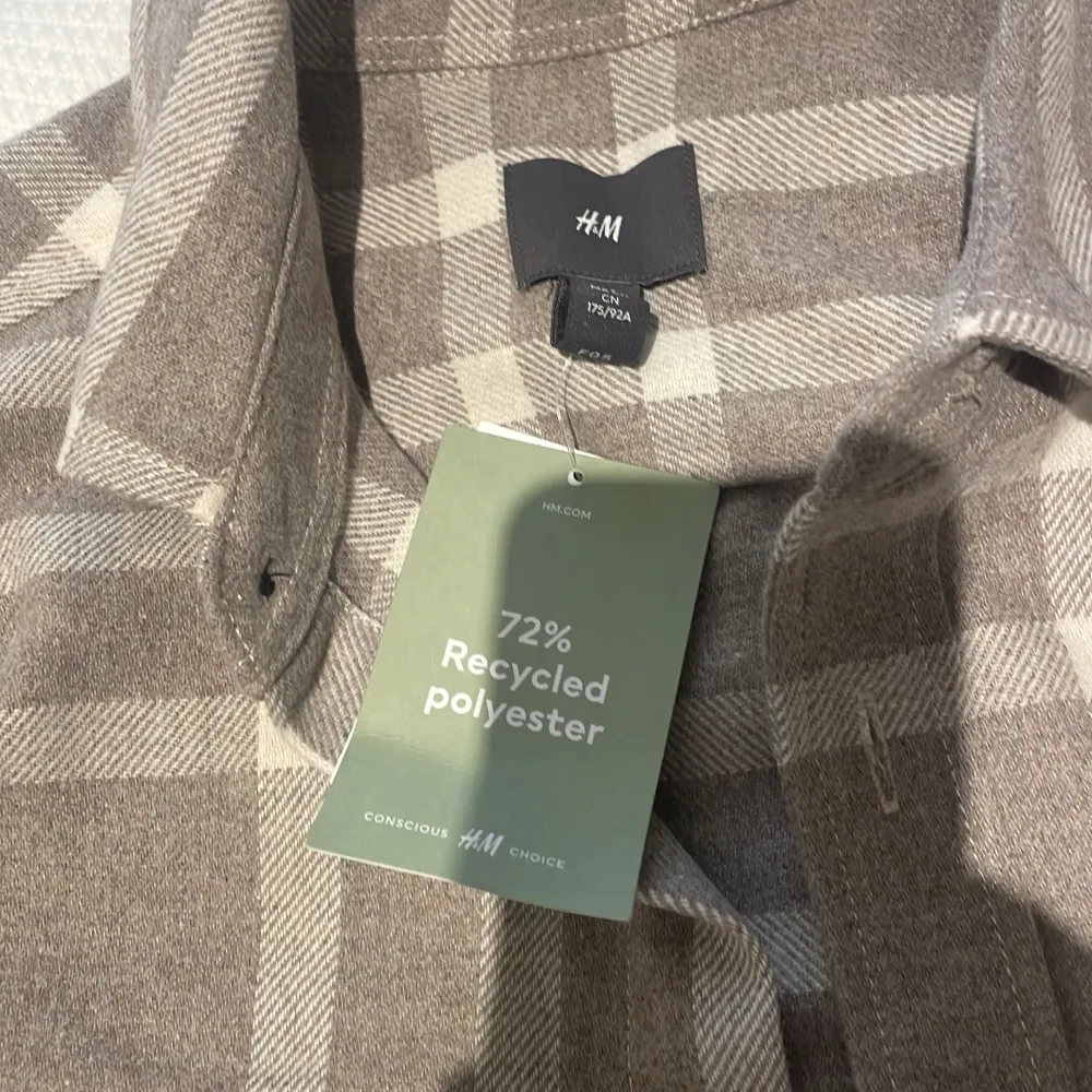 Helt ny H&M premium selection tröja, nyskick nypris 400kr pris kan diskuteras i snabb affär . Tröjor & Koftor.