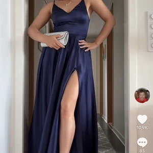 Den perfekta balklänningen 💙 - Den alla vill ha. Försten till kvarn. Så var snabb nu! Storlek 1/2 (usa) vilket motsvarar xs/s. Använd en gång, på en studentskiva (middag). Den har FICKOR!!! Otrolig. 10/10 i skick. Köpt för ca 1600kr, säljer för 1000kr! 🤍har fler bilder vid förfrågan