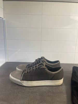 Lanvin skor - Säljer dessa lanvin skor size 7, bra skick har en del märken kan visas privat, skick allmänt skulle säga 7/10!  Dustbag följer med