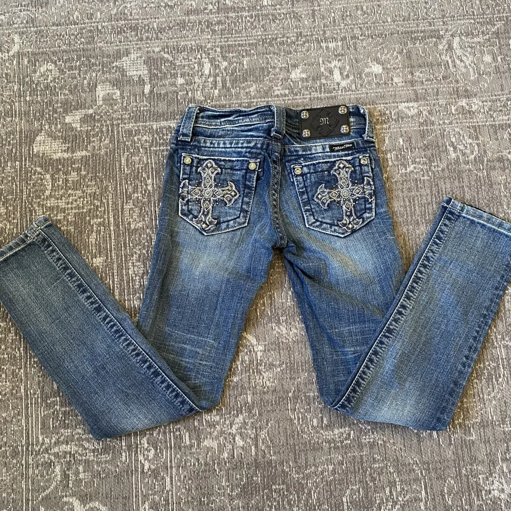 Säljer mina Jätte snygga Miss me jeans i nyskick, som tyvärr blivit för små. Liten storlek, 8-10 år. . Jeans & Byxor.