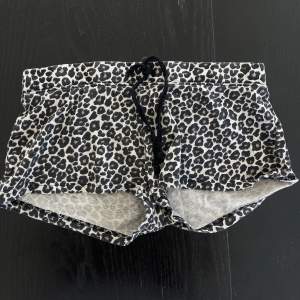 Korta leopardshorts från H&M i storlek M! Fint skick!