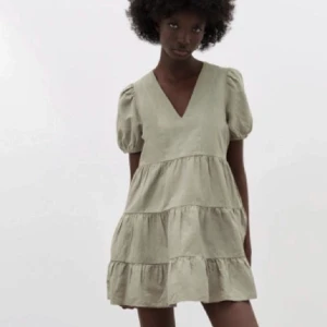 Klänning  - Säljer denna klänning från zara då den är förliten för mig. Superfin klänning som passar till många tillfällen. Kom privat för bilder på mig!!💕💕