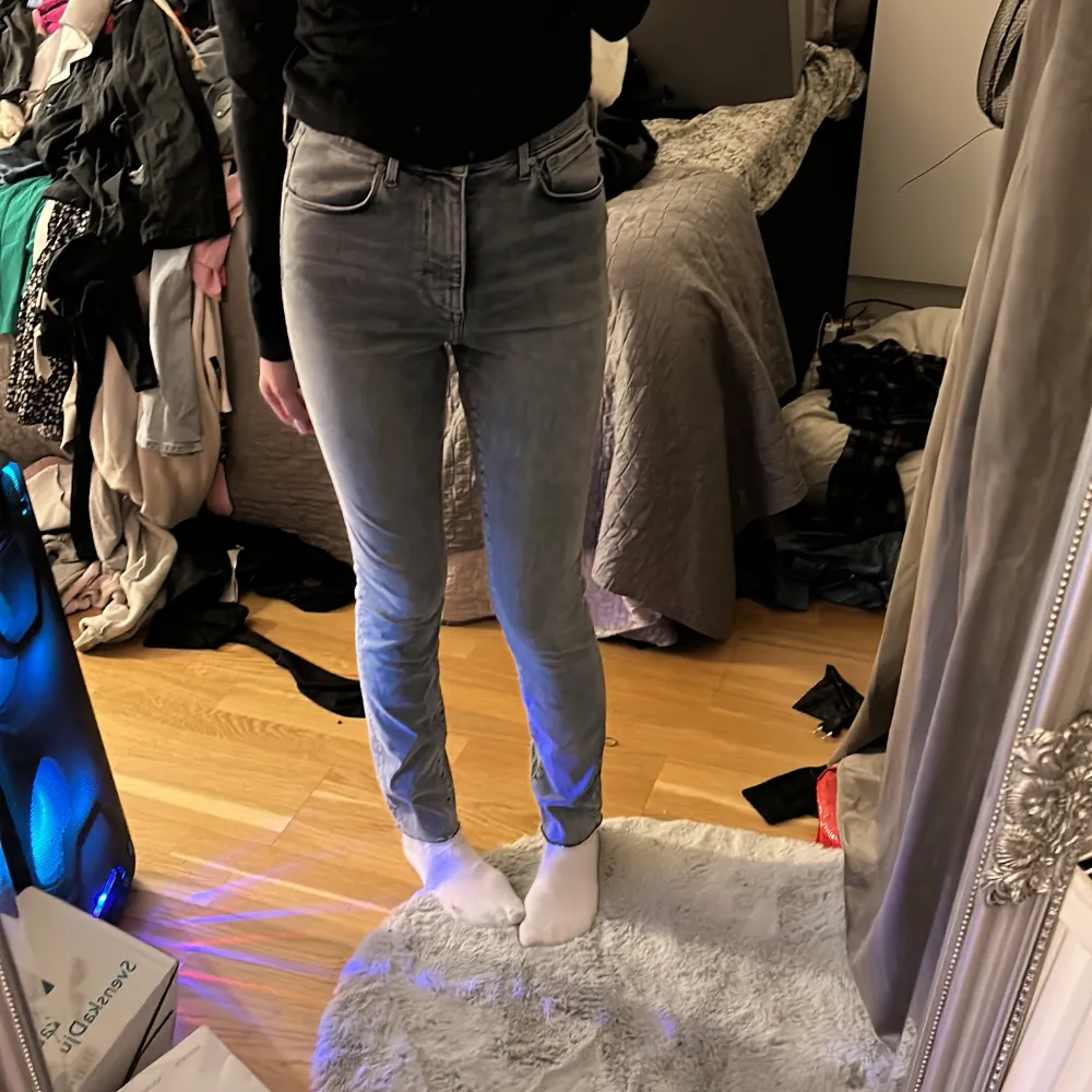Vanliga gråa jeans . Jeans & Byxor.