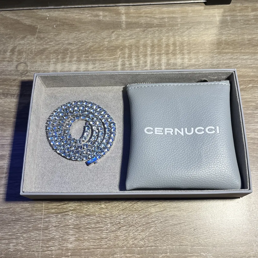 Säljer ett ljusblått halsband från märket Cernucci 🩵 halsbandet är ca 50 cm långt och är i ny skick ✅ kvitto och låda finns 🧾📦 Har man några frågor eller vill ha mer bilder är det bara att höra av sig 😁. Accessoarer.