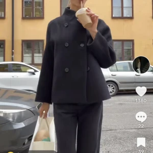 Arket jacka - Säljer denna jackan fast o begie. Superfint skick!! Kan tänka mig gå ner i pris vid snabb affär.