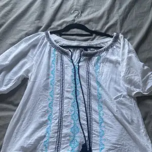Säljer denna fina blus/tröja pga att jag inte använder den!! Den är i storlek medium men passar small jättebra🫶🏼