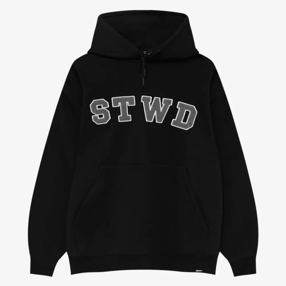 En hoodie köpt från zalando för 359kr,  Fortfarande jätte mjuk och skön men kommer inte till användning💞kommer tyvär inte till användning och säljer därför sen💞. Hoodies.