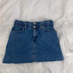 en super fin kort jeans kjol från zara. Storlek 10-12 men passar Xs o S