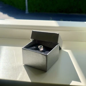 Två coola örhängen, svarta stenar, silver - Ett par helt nya oanvända superfina örhängen med svarta stenar i äkta silver från Guldfynd! På bilden syns bara en men det är två lika dana.