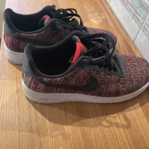 Nike air force röd  - Nike air force med rött tyg. Mycket bra skick. Storlek 41. 