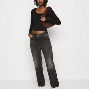 Jeans - Ett par lågmidjade arrow jeans från weekday som knappt är använda tyvärr 💗💗💗