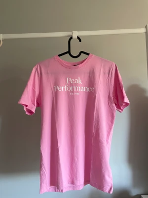 Peak performance  - Säljer denna peak performance tröjan i storlek 160 (är som en S) då jag inte passar i färgen. Aldrig använd utan bara testad