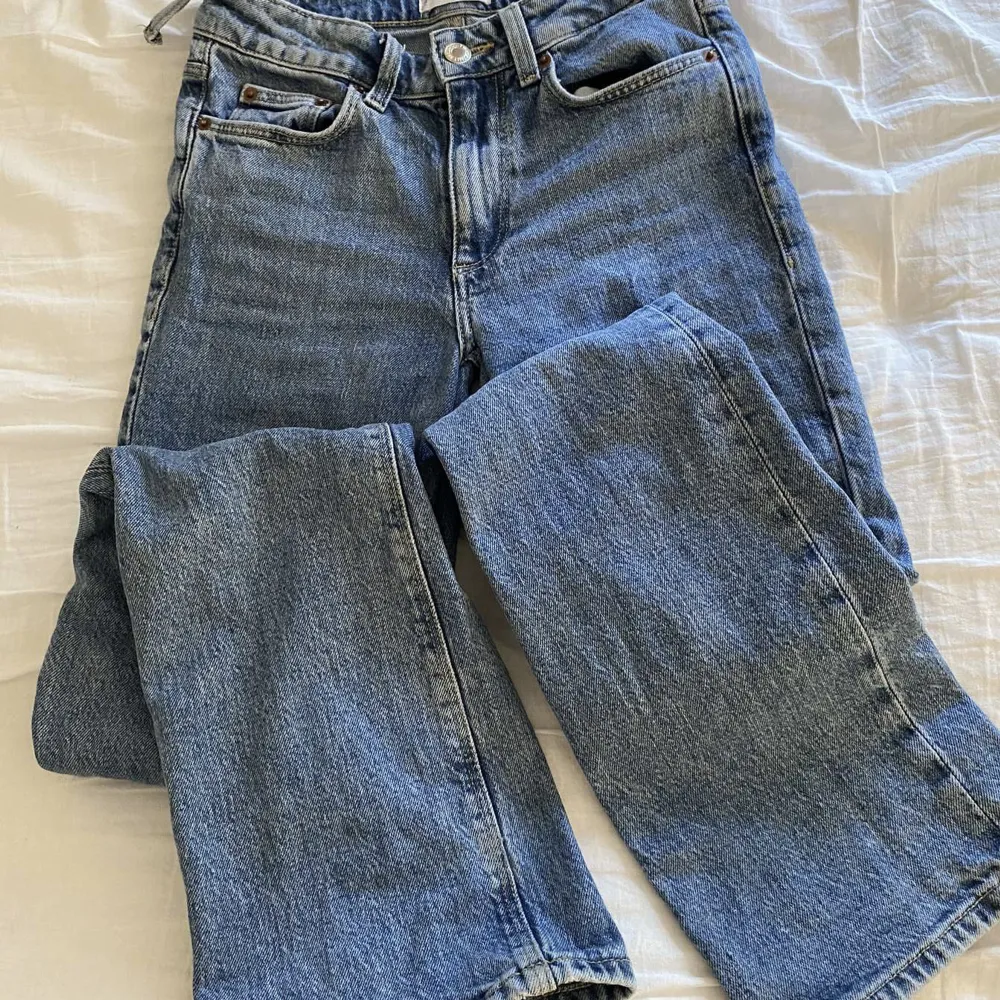 Säljer jeansen pågrund av att dom it används. Säljer billigt pågrund av att ja sytt dom mid waist typ (är inte så bra på att sy) så säljer till nån som ksk vill fixa till dom. 💕. Jeans & Byxor.